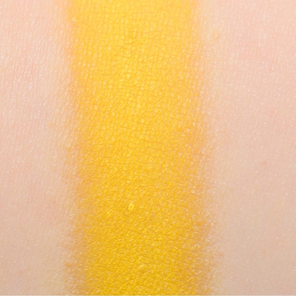 🎃🌛HP! Mac Chrome Yellow Matte Eyeshadow - Picture 8 of 12